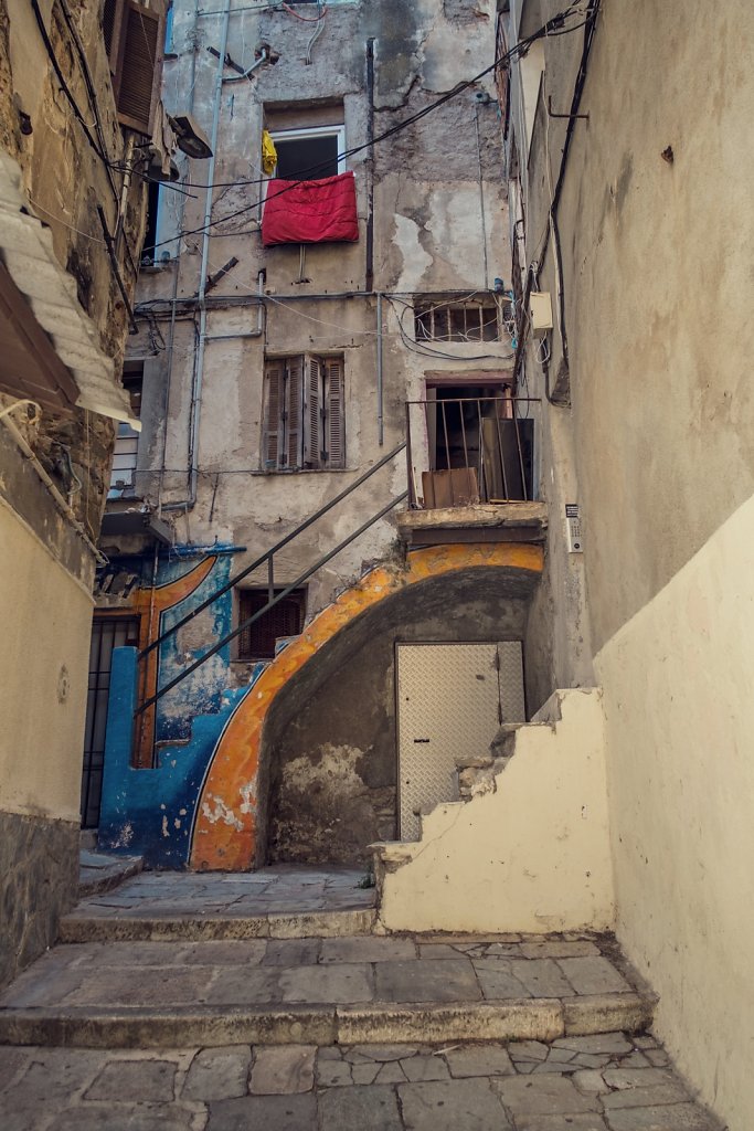 Bastia-ruelle-bleue-et-jaune-Snapseed.jpg