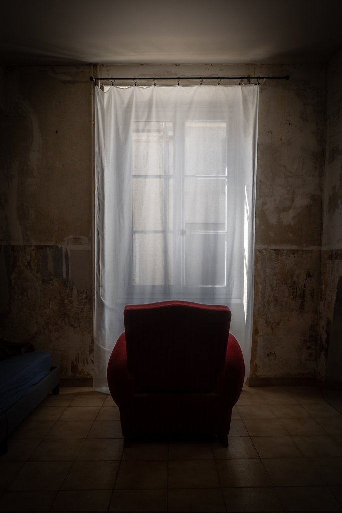 fauteuil-rouge-rideau-4-1003121.jpg