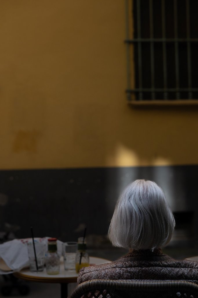 femme-cheveux-blanc-de-dos-2-1005575.jpg
